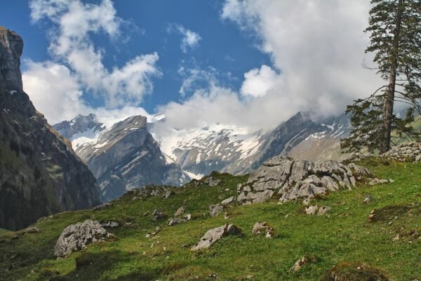 Photo Hiking Lesser-Known Peaks in the Swiss Alps